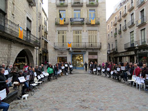 Flash mob en suport a Julian Assange a la pla&ccedil;a del Vi