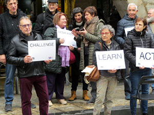 Flash mob en suport a Julian Assange a la pla&ccedil;a del Vi