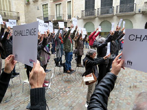 Flash mob en suport a Julian Assange a la pla&ccedil;a del Vi