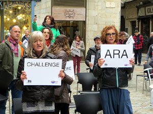 Flash mob en suport a Julian Assange a la pla&ccedil;a del Vi