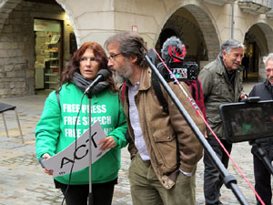 Flash mob en suport a Julian Assange a la pla&ccedil;a del Vi