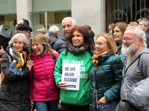 Flash mob en suport a Julian Assange a la pla&ccedil;a del Vi