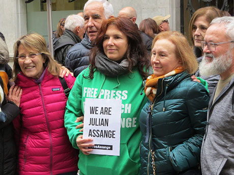 Flash mob en suport a Julian Assange a la pla&ccedil;a del Vi