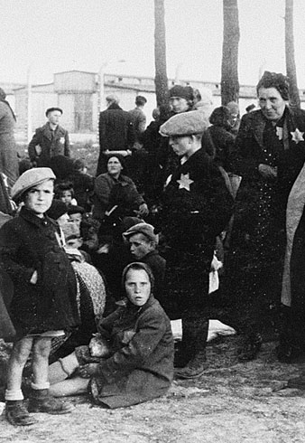 Dones i nens jueus esperant per entrar a la cambra de gas n&uacute;mero 4 d'Auschwitz-Birkenau el maig de 1944