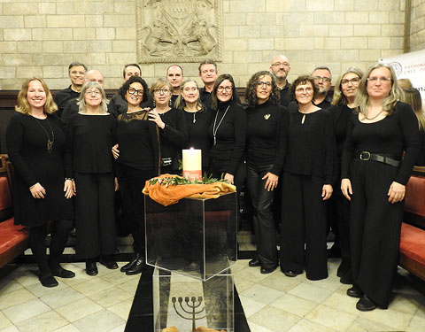 Foto de grup del Cor Ciutat de Matar&oacute; al final de l'acte