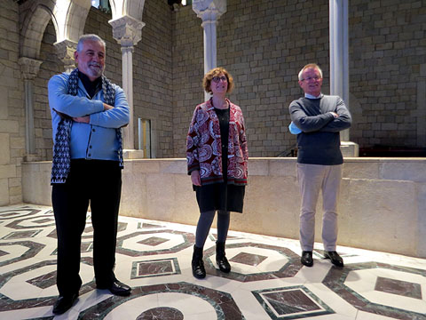 La presidenta del Gremi de Llibreters de Catalunya, Maria Carme Ferrer, amb els guardonats 2020 al claustre de la Fontana d'Or