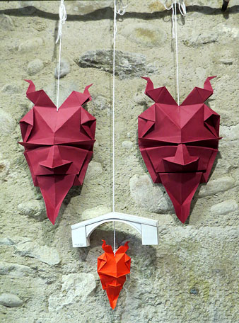 Caps de dimoni fets amb la t&egrave;cnica de l'Origami i el retallable del Pont del Dimoni