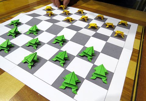 Joc de dames amb fitxes fetes amb la t&egrave;cnica de l'Origami