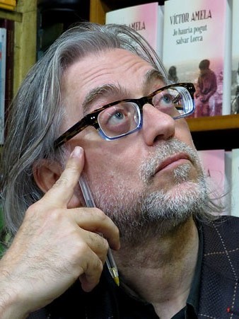 V&iacute;ctor Amela signant exemplars de les seves obres a la llibreria Geli el 19 de desembre de 2018