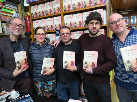 V&iacute;ctor Amela signant exemplars de les seves obres a la llibreria Geli el 19 de desembre de 2018
