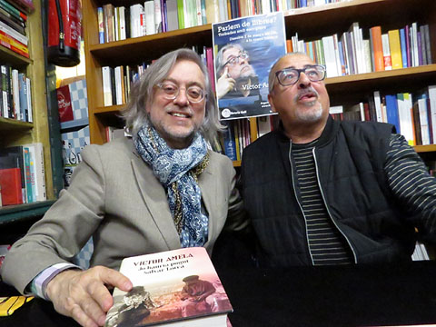 V&iacute;ctor Amela signant exemplars de les seves obres