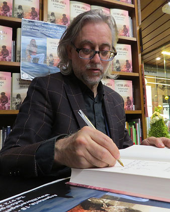 V&iacute;ctor Amela signant exemplars de les seves obres a la llibreria Geli el 19 de desembre de 2018