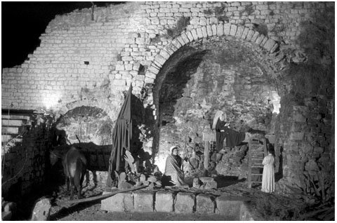 Representaci&oacute; de 'El Pessebre g&ograve;tic' al Passeig Arqueol&ograve;gic. 5 de gener de 1970