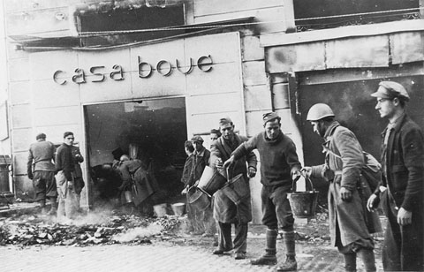 Soldats de les tropes franquistes apagant un incendi a la Casa Bou&eacute; el dia de la seva entrada a la ciutat, el 4 de febrer de 1939. Aquest va ser un dels edificis que s'incendiaren durant la retirada de l'ex&egrave;rcit republic&agrave;