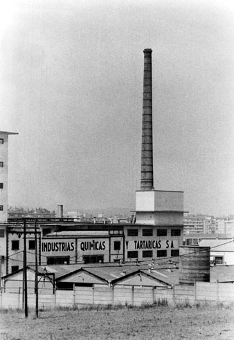 Vista de la f&agrave;brica de les Ind&uacute;stries Qu&iacute;miques i Tart&agrave;riques. 1988