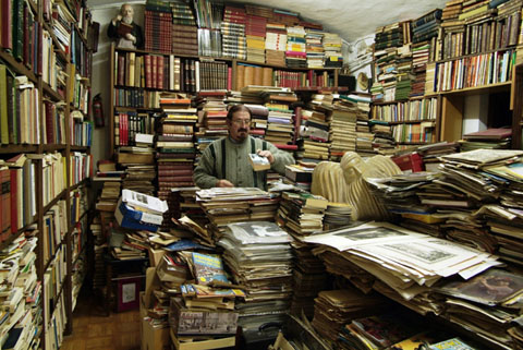 Joan Cort&eacute;s a l'interior del Portal del Col&middot;leccionista. 2006