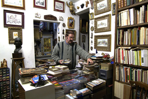 Joan Cort&eacute;s a l'interior del Portal del Col&middot;leccionista. 2006