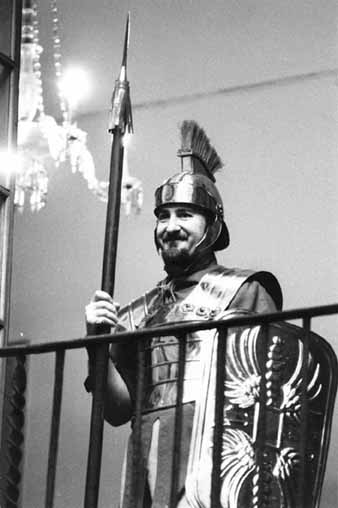 Joan Cort&eacute;s vestit de Manaia al Castrum de Sant Lluc. 1984
