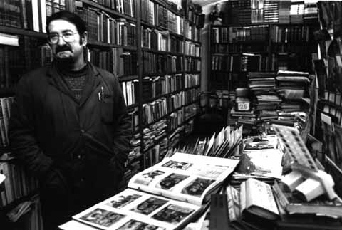 Joan Cort&eacute;s a l'interior del Portal del Col&middot;leccionista. 1997