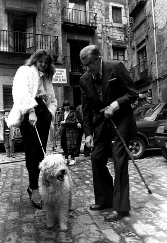 Visita de Xavier Cugat a Girona, acompanyat per Paquita Ondinela, Miss Espanya 80, durant el rodatge del programa de RTVE sobre la seva hist&ograve;ria. 18 de febrer de 1982