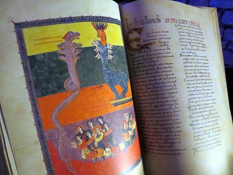 Exemplar facs&iacute;mil del Beatus de la Catedral, en una il&middot;lustraci&oacute; del qual s'inspira el Beatusaure