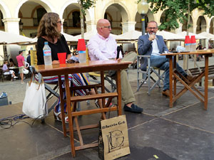 Presentaci&oacute; de 'As&iacute; est&aacute;n las cosas' de Gonzalo Boye, Amb Josep Costa, a la pla&ccedil;a de la Independ&egrave;ncia