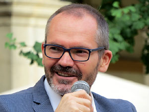 Presentaci&oacute; de 'As&iacute; est&aacute;n las cosas' de Gonzalo Boye, Amb Josep Costa, a la pla&ccedil;a de la Independ&egrave;ncia