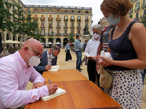 Presentaci&oacute; de 'As&iacute; est&aacute;n las cosas' de Gonzalo Boye, Amb Josep Costa, a la pla&ccedil;a de la Independ&egrave;ncia