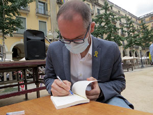 Presentaci&oacute; de 'As&iacute; est&aacute;n las cosas' de Gonzalo Boye, Amb Josep Costa, a la pla&ccedil;a de la Independ&egrave;ncia