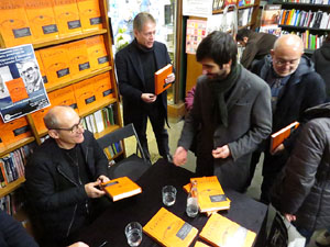 Presentaci&oacute; de 'Cocottes, cazuelas y cacerolas' de Paco P&eacute;rez i Salvador Garcia-Arb&oacute;s amb Abraham Simon, a la Llibreria Geli