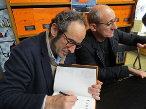 Presentaci&oacute; de 'Cocottes, cazuelas y cacerolas' de Paco P&eacute;rez i Salvador Garcia-Arb&oacute;s amb Abraham Simon, a la Llibreria Geli