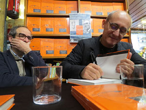 Presentaci&oacute; de 'Cocottes, cazuelas y cacerolas' de Paco P&eacute;rez i Salvador Garcia-Arb&oacute;s amb Abraham Simon, a la Llibreria Geli