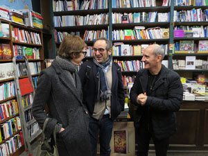 Presentaci&oacute; de 'Cocottes, cazuelas y cacerolas' de Paco P&eacute;rez i Salvador Garcia-Arb&oacute;s amb Abraham Simon, a la Llibreria Geli