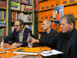 Presentaci&oacute; de 'Cocottes, cazuelas y cacerolas' de Paco P&eacute;rez i Salvador Garcia-Arb&oacute;s amb Abraham Simon, a la Llibreria Geli