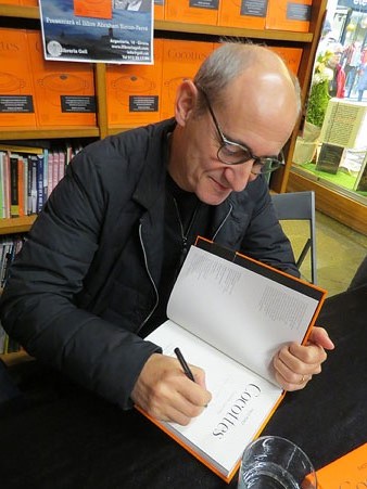 Paco P&eacute;rez signant exemplars del llibre
