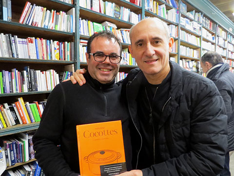 El xef Paco P&eacute;rez amb el llibreter Xavier Del&ograve;s