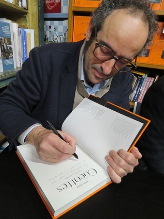 Salvador Garcia-Arb&oacute;s signant exemplars del llibre