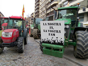 Protesta dels pagesos gironins amb una tractorada pel centre de la ciutat