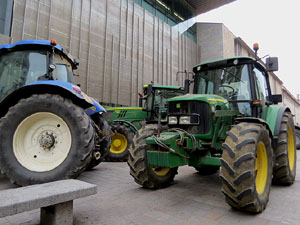 Protesta dels pagesos gironins amb una tractorada pel centre de la ciutat