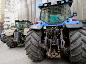 Protesta dels pagesos gironins amb una tractorada pel centre de la ciutat