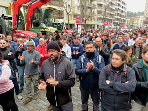 Protesta dels pagesos gironins amb una tractorada pel centre de la ciutat
