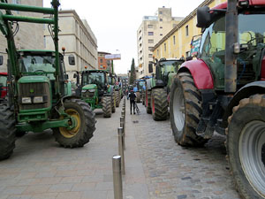 Protesta dels pagesos gironins amb una tractorada pel centre de la ciutat