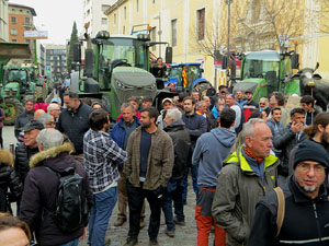 Protesta dels pagesos gironins amb una tractorada pel centre de la ciutat