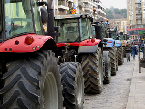 Protesta dels pagesos gironins amb una tractorada pel centre de la ciutat