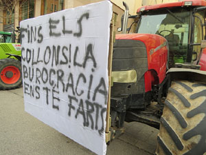 Protesta dels pagesos gironins amb una tractorada pel centre de la ciutat