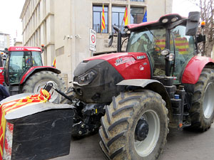 Protesta dels pagesos gironins amb una tractorada pel centre de la ciutat