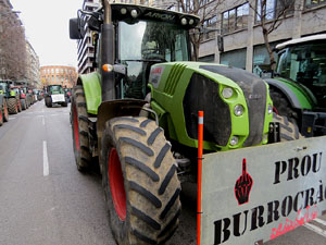 Protesta dels pagesos gironins amb una tractorada pel centre de la ciutat