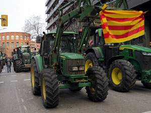Protesta dels pagesos gironins amb una tractorada pel centre de la ciutat