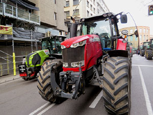 Protesta dels pagesos gironins amb una tractorada pel centre de la ciutat