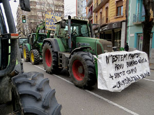 Protesta dels pagesos gironins amb una tractorada pel centre de la ciutat